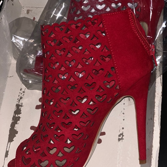 Hot! Red Booties with heart cutout detail. - Picture 4 of 6